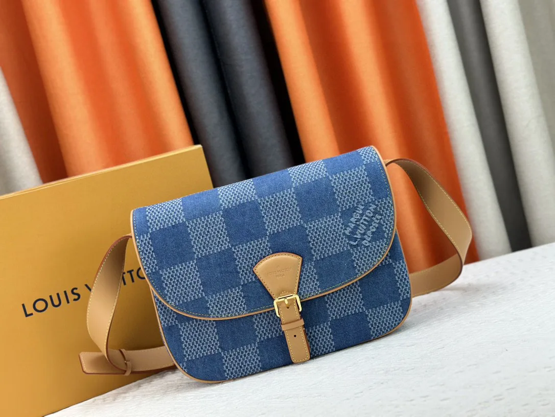 Ami Messenger Bag