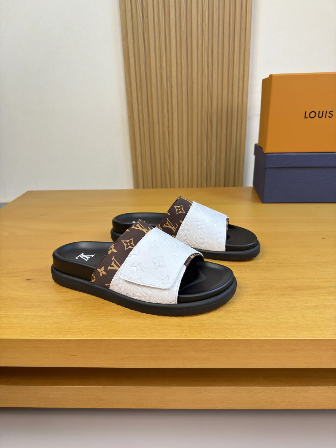 Louis Vuitton Slippers